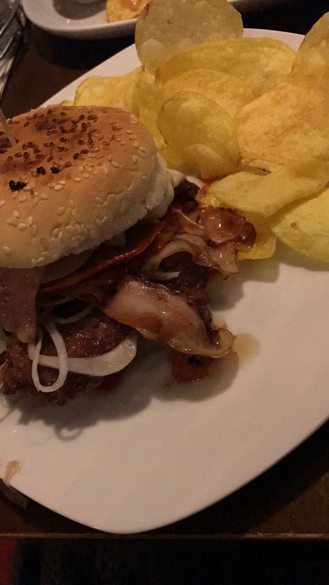 PiJoselu's tweet image. A veces cuando estoy triste miro mi album de fotos de comida para recordar tiempos mejores