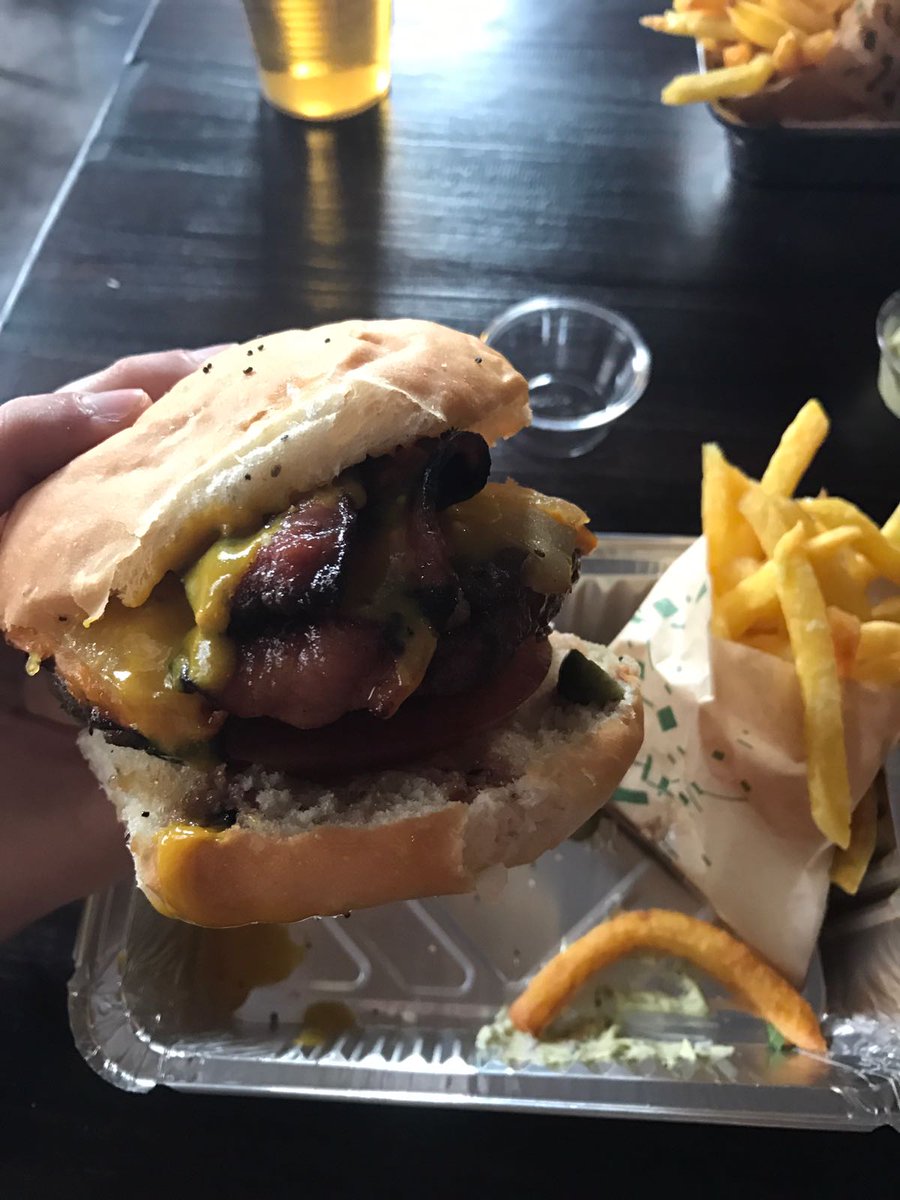 PiJoselu's tweet image. A veces cuando estoy triste miro mi album de fotos de comida para recordar tiempos mejores