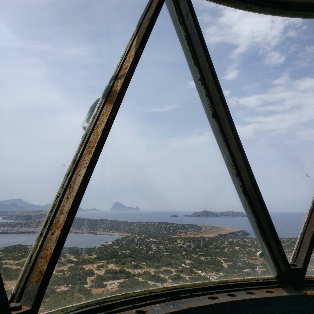 ibanyarza's tweet photo. Los istoles de Es Vedrà y S'Espartar desde el faro de Sa Conillera #estoesibizaynodavidguetta #pitiuso https://t.co/roewtyrKgA