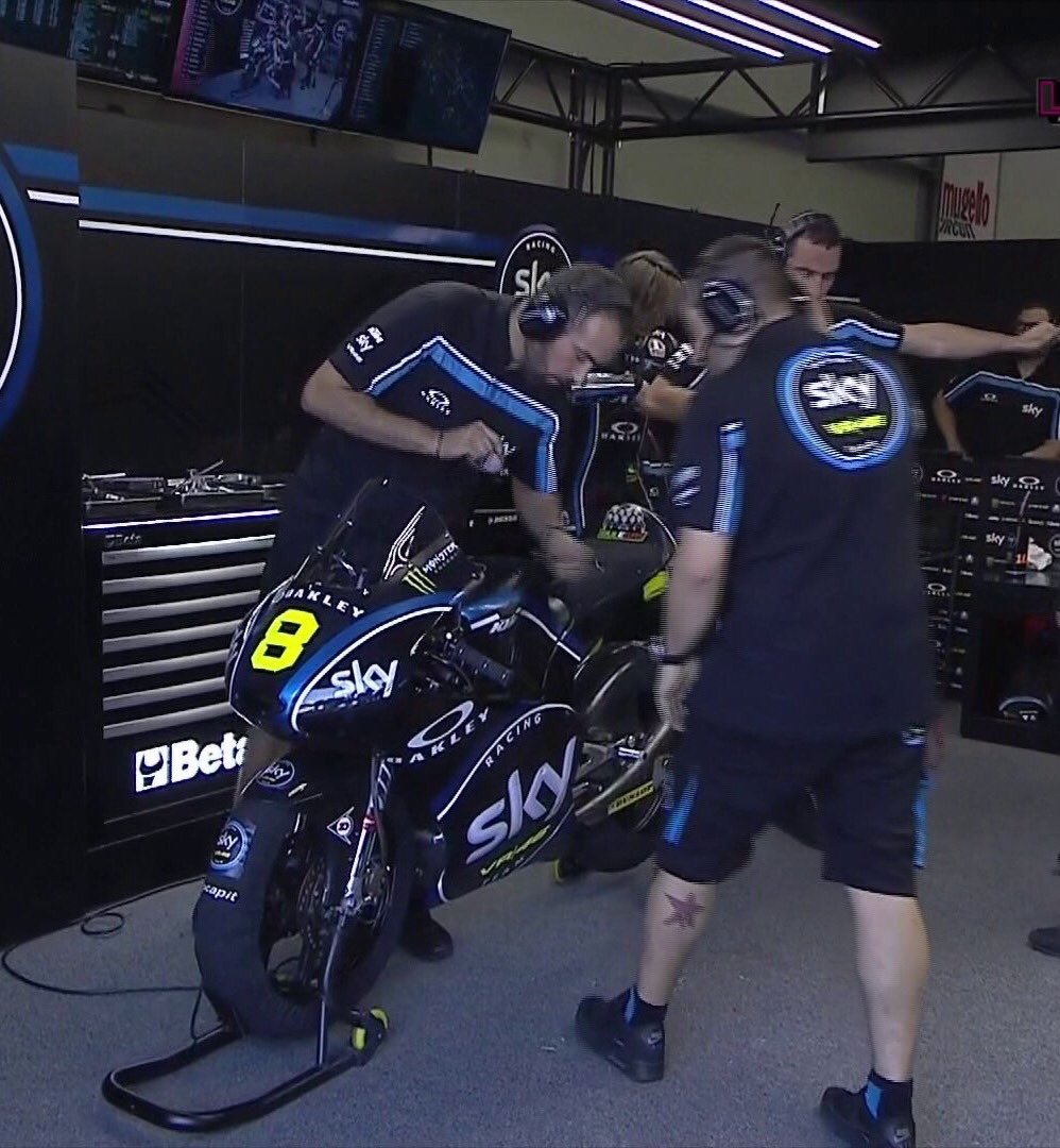 #ItalianGP 🇮🇹 #Moto3 #QP grazie allo straordinario lavoro dei meccanici <a href="/nbulega/">Nicolò Bulega</a> rientra in pista a tempo di record: forza #bulegas ✊🏻💨💨💨