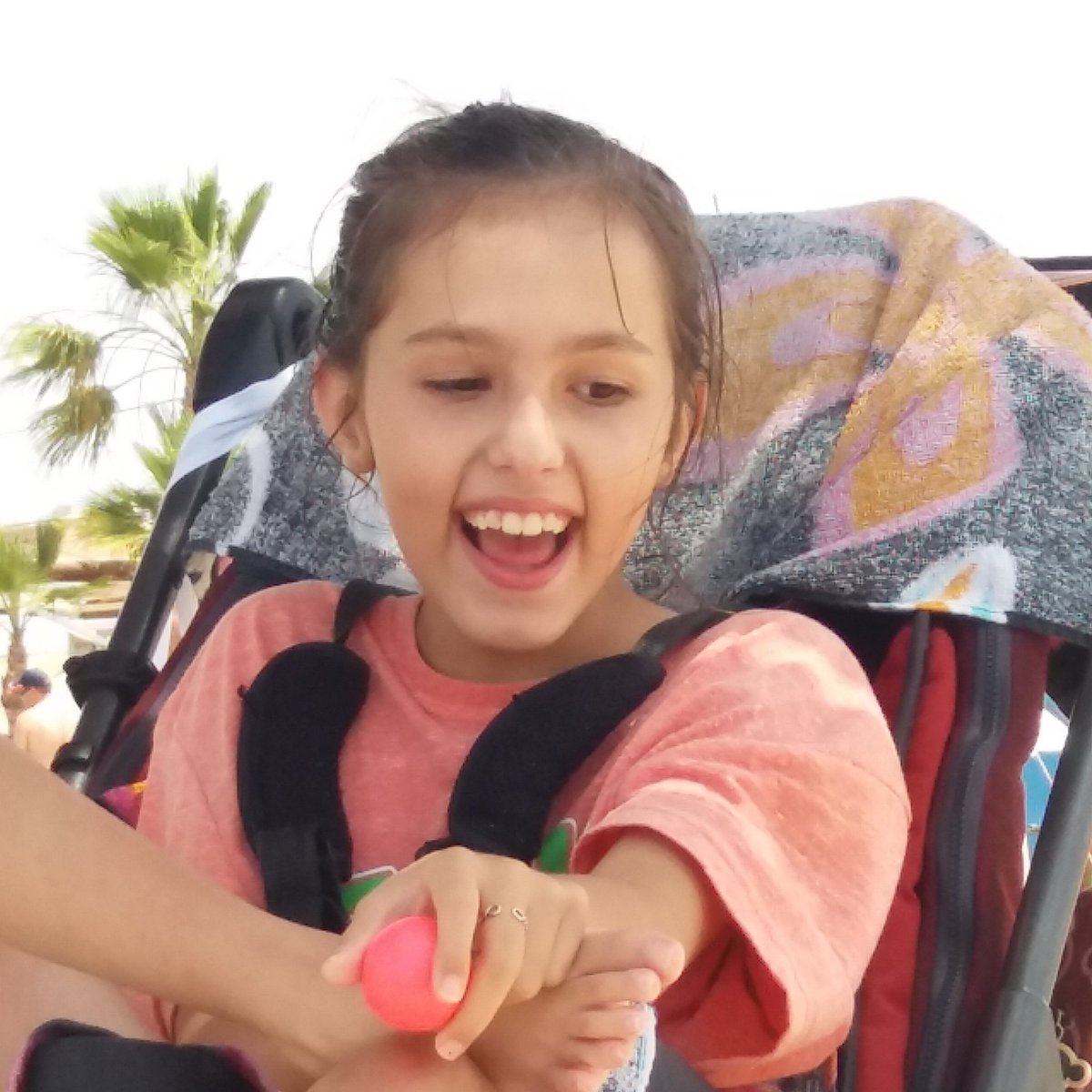 SoldadosDAinara's tweet photo. Buenos dias chic@s asi de contenta esta #Ainara Tras su Primer baño del verano !! respiro familiar soldados de Ainara !! #todosconAinara https://t.co/sH0PAt9MsY