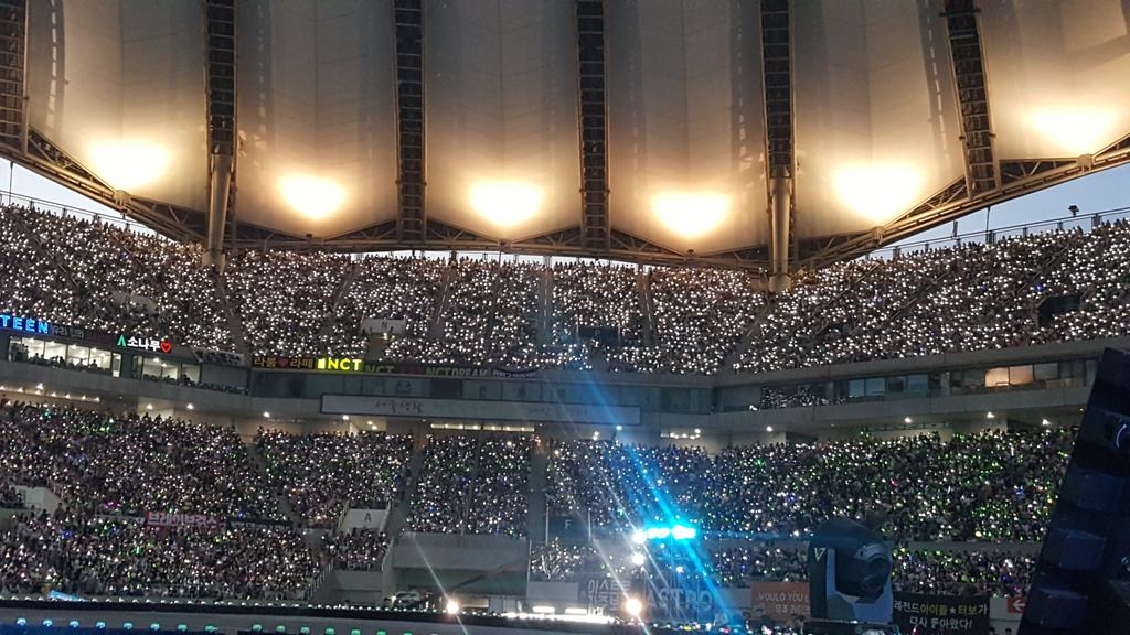 EXO_Suho_Kath's tweet photo. So this is what Suho sees and what he kept taking pictures. The beauty of EXO-Ls #DreamConcert2017 
https://t.co/3kNtDtUAbV