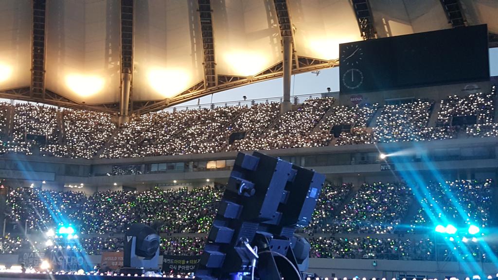 EXO_Suho_Kath's tweet photo. So this is what Suho sees and what he kept taking pictures. The beauty of EXO-Ls #DreamConcert2017 
https://t.co/3kNtDtUAbV