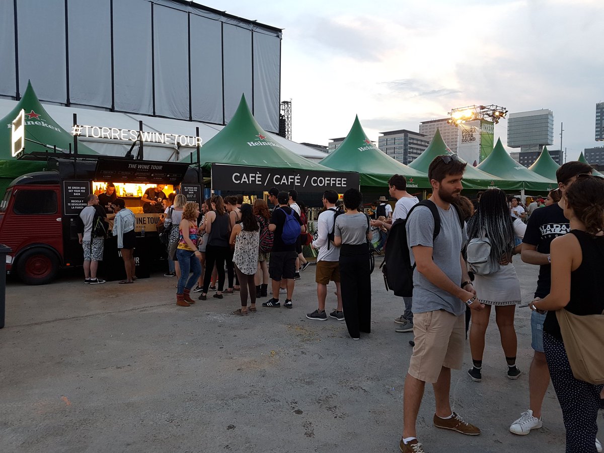 henarrr's tweet photo. De lo mejor @ #PrimaveraSound2017 el #TorresWineTour pero qué precios! Flipante la demanda:poner buena oferta de vino en festis es EL FUTURO https://t.co/5sS7oKdnhZ