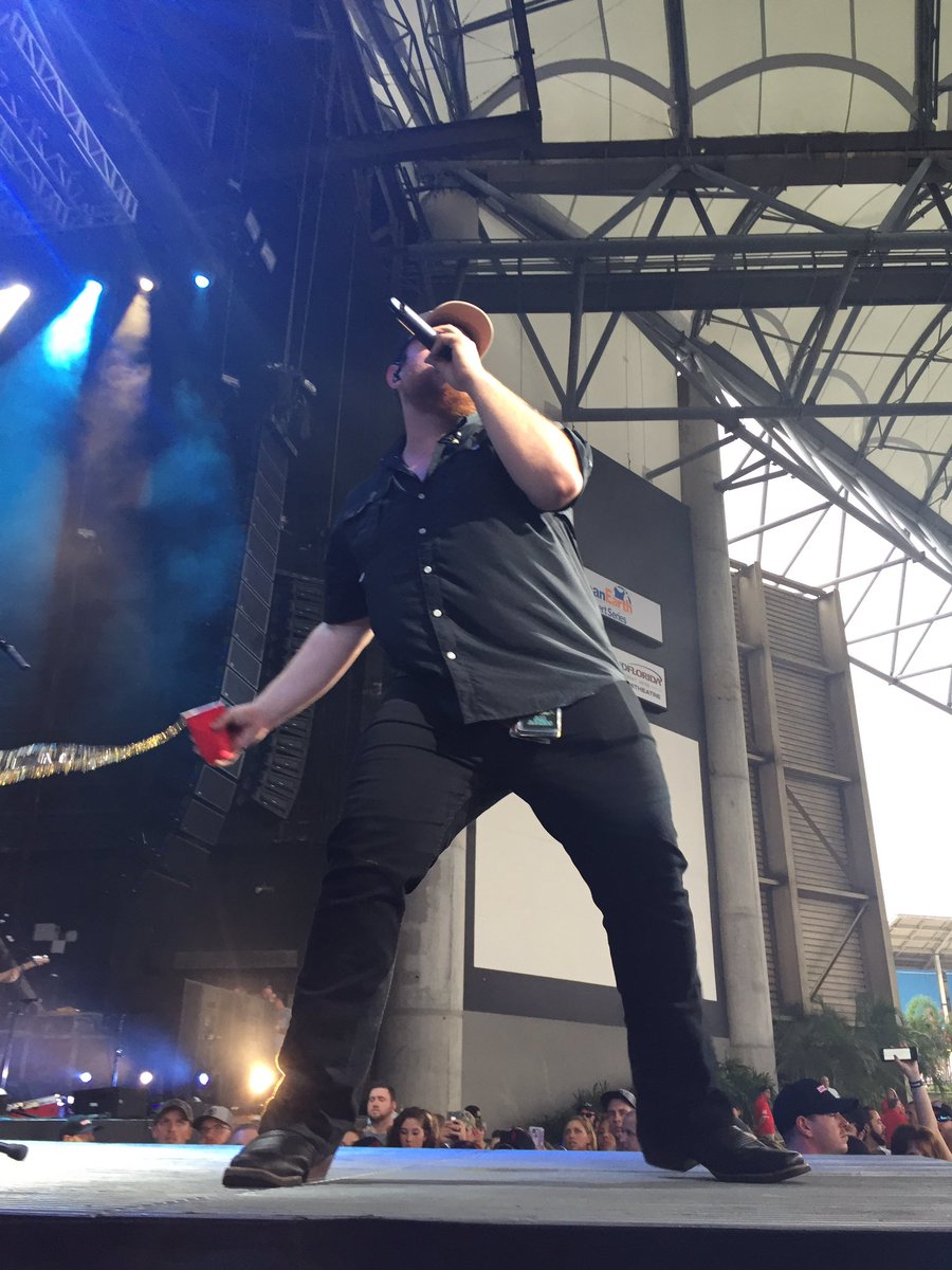 Barbara50767849's tweet photo. Best pic of the night #LukeCombs #amazingnight #midfloridacreditunionamphitheater https://t.co/ZVxkoxBOX2
