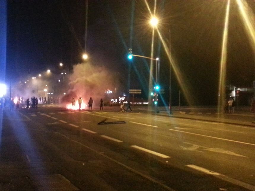 EchoBanlieues's tweet photo. Manifestation tendue à #Pau, après une décision de justice pour le frère du Palois, tué à #Toulouse par la police.
https://t.co/tbqHKWFJUO… https://t.co/CHRm6hRLqs