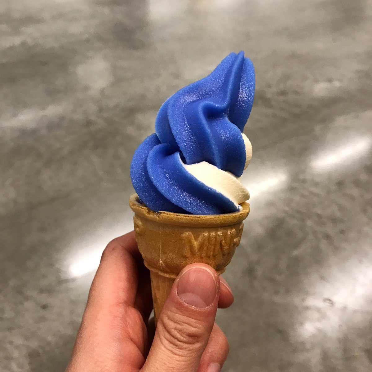 Ikeaの限定ソフトクリームがめっちゃ青くて怯むと話題に 絵の具みたい 食欲なくすw 味は美味しいそうです Togetter Ikeaの限定ソフトクリームがめっちゃ青くて怯むと話題に 絵の具みたい 食欲なくすw 味は美味しいそうです Togetter