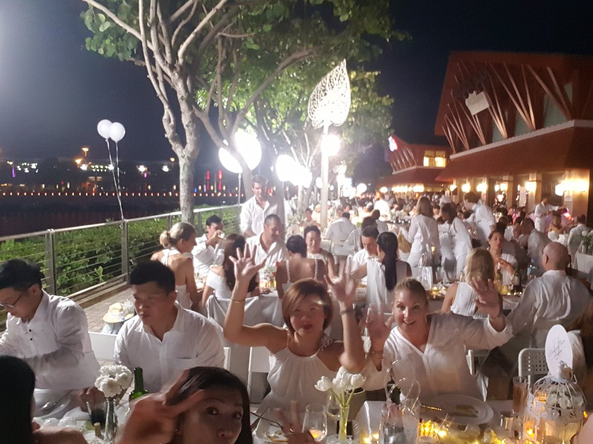 VinceKasten's tweet photo. #dinerenblanc https://t.co/ZJJTGrL5Mz