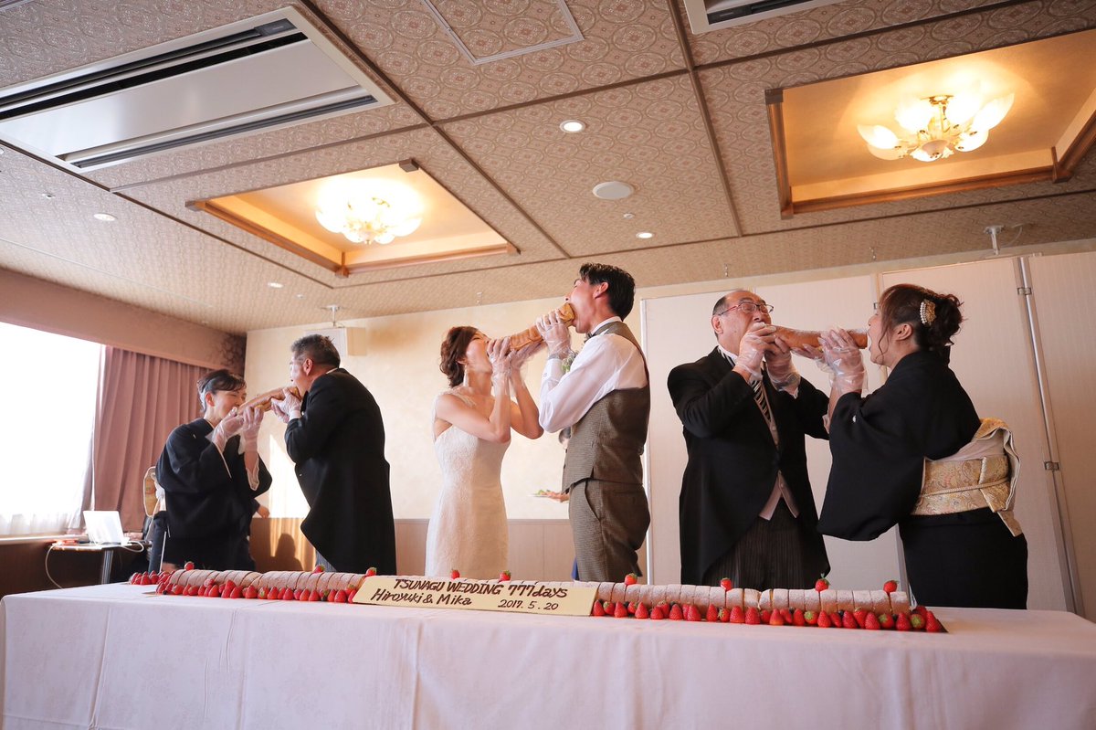 Brim Over Wedding در توییتر ただのファーストバイトではなく ロールケーキを両サイドから被りつく演出に会場は大盛りあがり 結婚式 プレ花嫁 ウェディング 三重 ウェディング演出 結婚 ウェディングケーキ