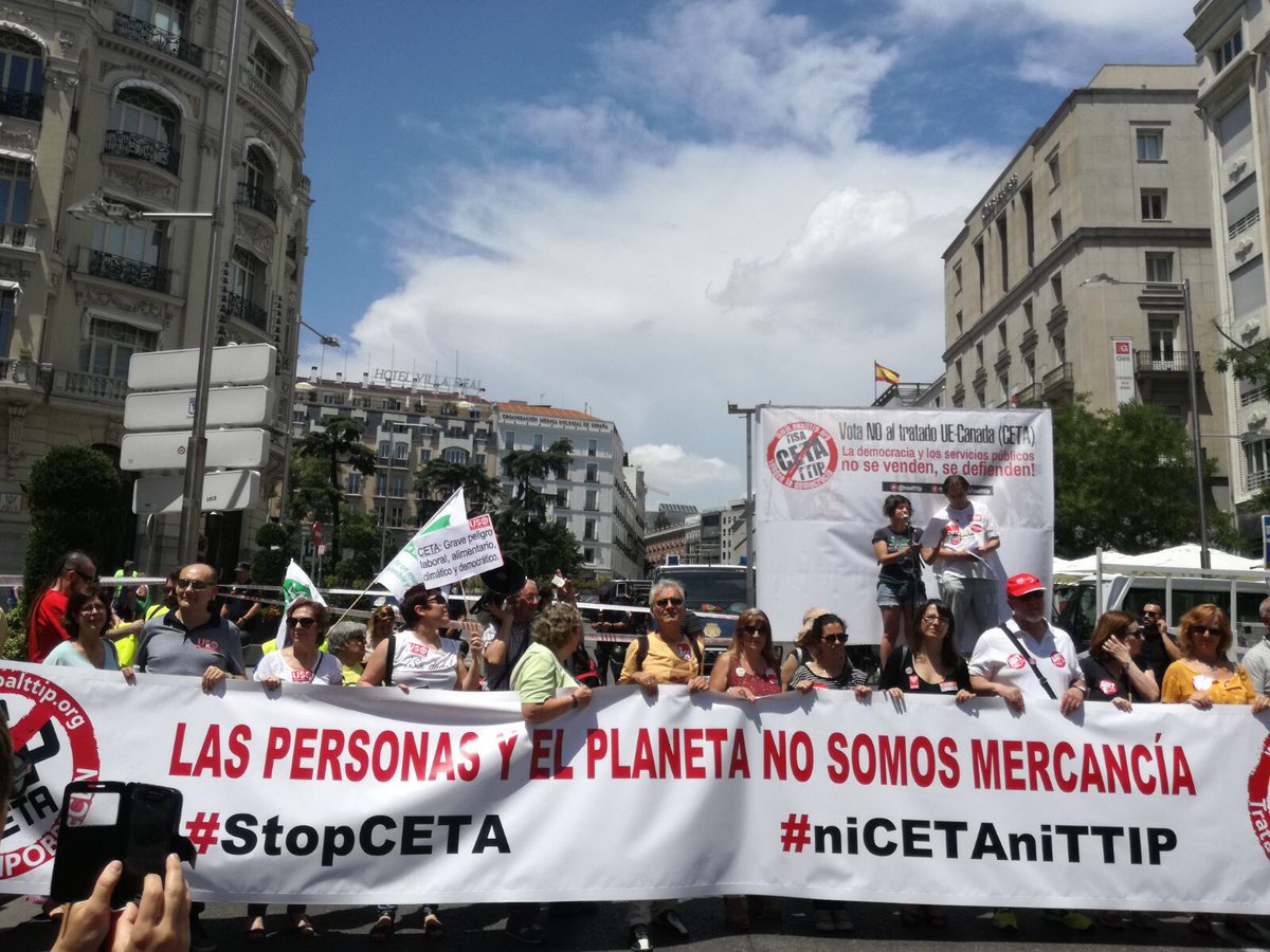 Global_Informa's tweet photo. Diciendo a quienes van a decidir sin nosotros #STOPCETA ¡señorías no voten contra el pueblo! #3JstopCETA #congreso https://t.co/loDGfyYvDy