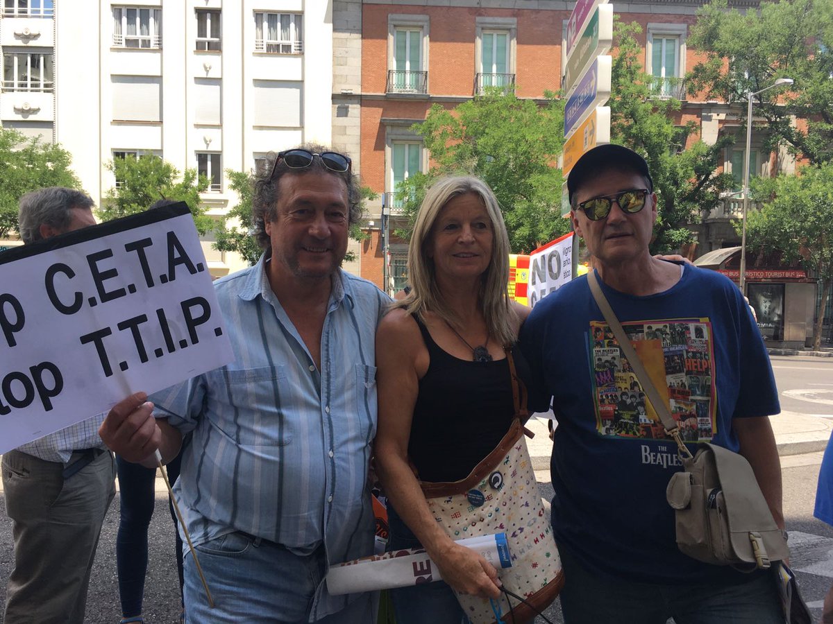 eumanacor's tweet photo. Els companys d'assemblea @heike_deda i @ricardojlsferal a Madrid dient #noalttip #stpoceta #3JparamosElCETA #3jsinceta #3JstopCETA https://t.co/VSMArH1HKR