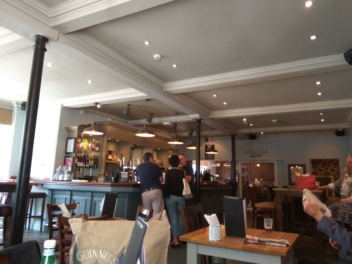 IARSS2017's tweet photo. @IARSS2017 is enjoying the sunny weather at Hull. Time for a pint and pie #fieldtrip https://t.co/67dWTWEXsa