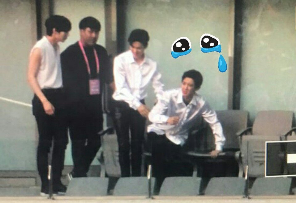 exobibimbap's tweet photo. i can't believe suho pushed chanyeol to the next seat to have a date with leo again https://t.co/qkjAf1B9iW