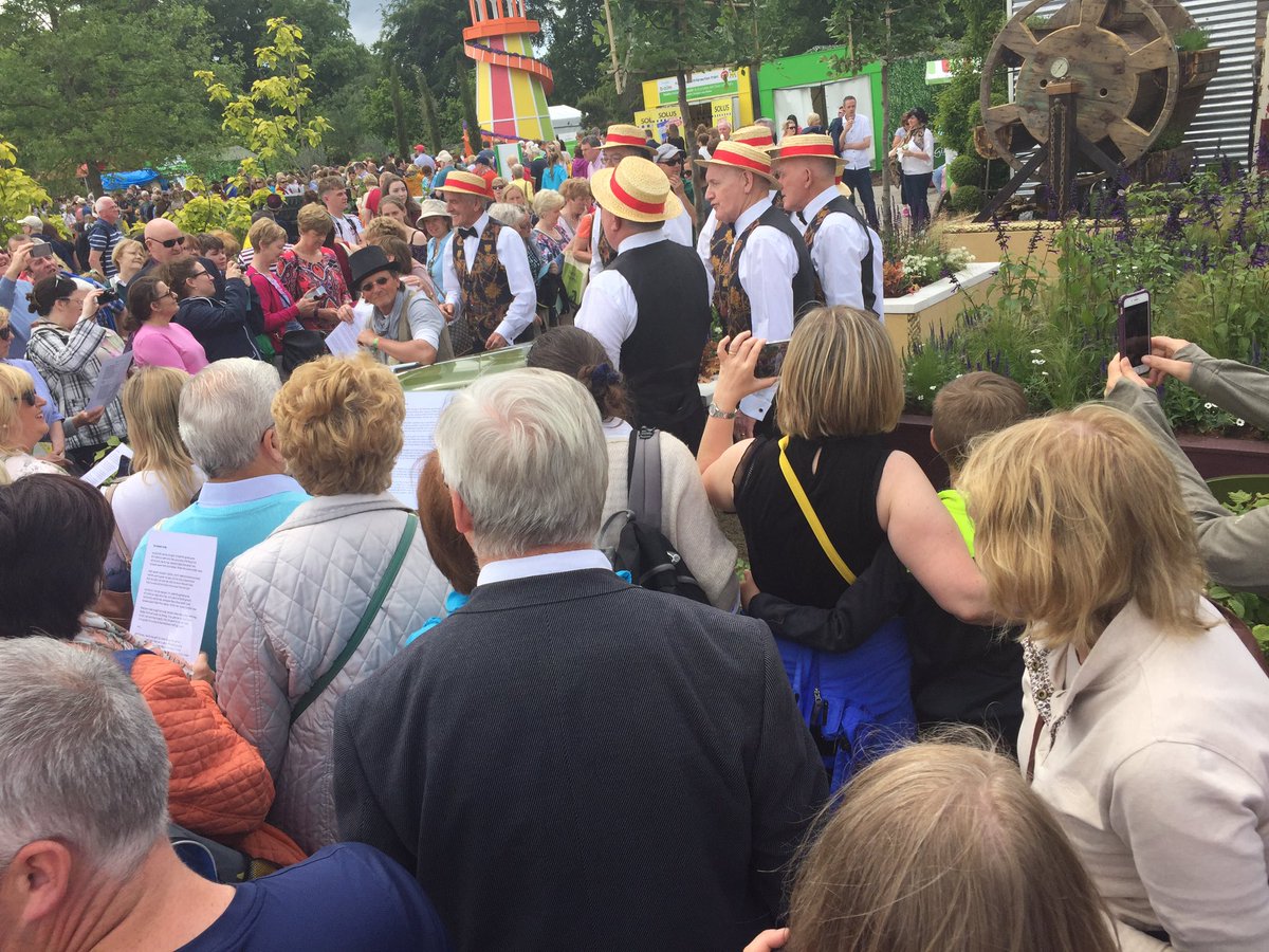 .<a href="/SuperGardenTV/">Supergarden</a> winner Des Kingston accompanies barber shop quartet in dining "inch by inch..." at @bloominthepark <a href="/Bordbia/">Bord Bia - The Irish Food Board</a>. Crowd lovin it!