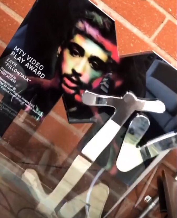 TheZiamNews's tweet photo. #Update | Pillowtalk won @MTV 'Video Play' award. Congrats @zaynmalik ๐๐ผ๐ https://t.co/aSY8alKKvU