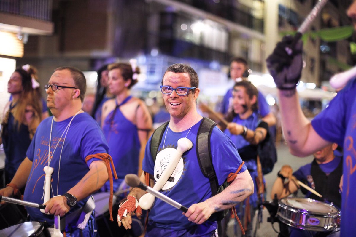 percumon's tweet photo. ¡Como lo pasamos ayer en el DESFILE inaugural! / Como ho va passar ahir a la DESFILADA inaugural! https://t.co/I6dPu8xeu5 #Percumon17 https://t.co/rJ0z2Ygo4Y