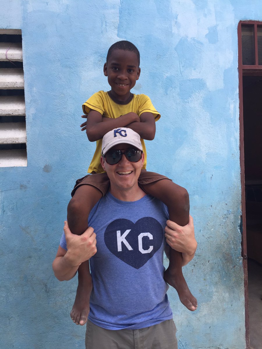 ProfeMakiBirch's tweet photo. Love has one universal language . #globalorphanproject #haiti2017 https://t.co/klx0J2Z9AB