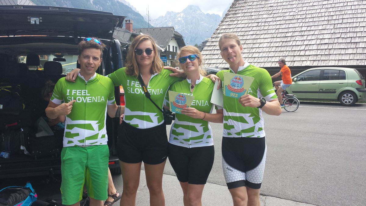 Evo, posebna druščina iz tujine. Kolesarski ambasadorji #ifeelsLOVEnia pred grizenjem na Vrsic. Se nikoli na poniju. 😉 @SiolSPORTAL