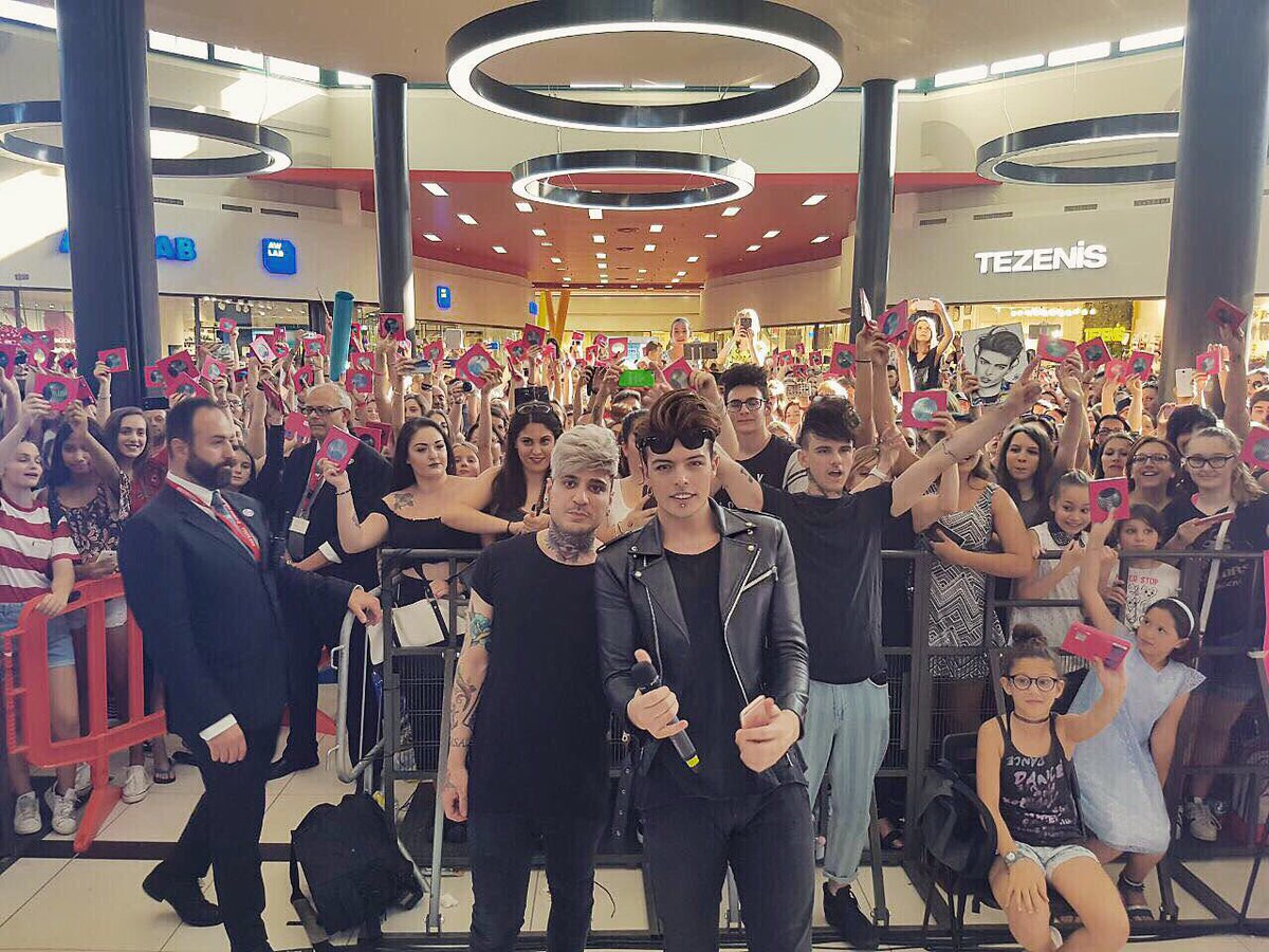 TheKolors's tweet photo. Con #Ravenna nel ❤️ corriamo a #Napoli! Stasera si suona al @MatesFestival vi aspettiamo 💥 #MatesFestival #TheKolorsYou https://t.co/k4NwUKzOoU