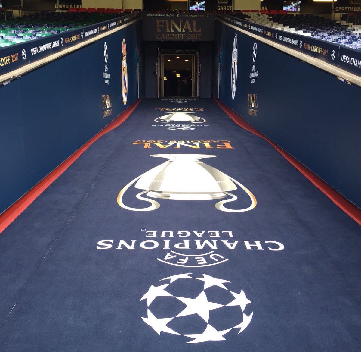 aarbeloa17's tweet image. No saldréis solos por ese pasillo: 
¡Cabalgamos juntos, morimos juntos! ¡Hala Madrid! #APorLa12