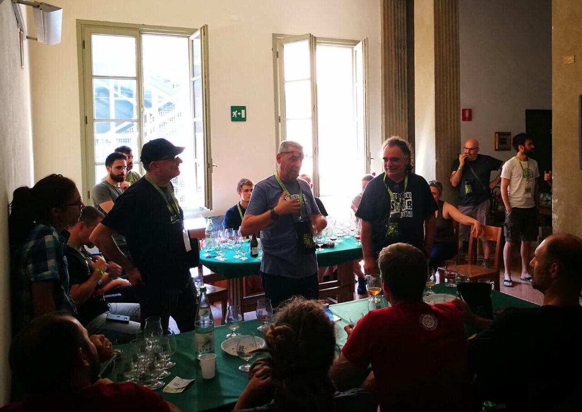 CarloVischi's tweet photo. In azione #kuaska a #arrogantsourfestival a #ReggioEmilia dedicato alle birre acide #sourlove la #Lombardia presente con @Stradaregina https://t.co/1InfpcWAKx