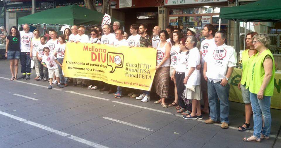 EUIB's tweet photo. Concentració avui contra el TTIP i CETA #noalTTIP #noalCETA #noalTISA https://t.co/jSsqEyKuQg