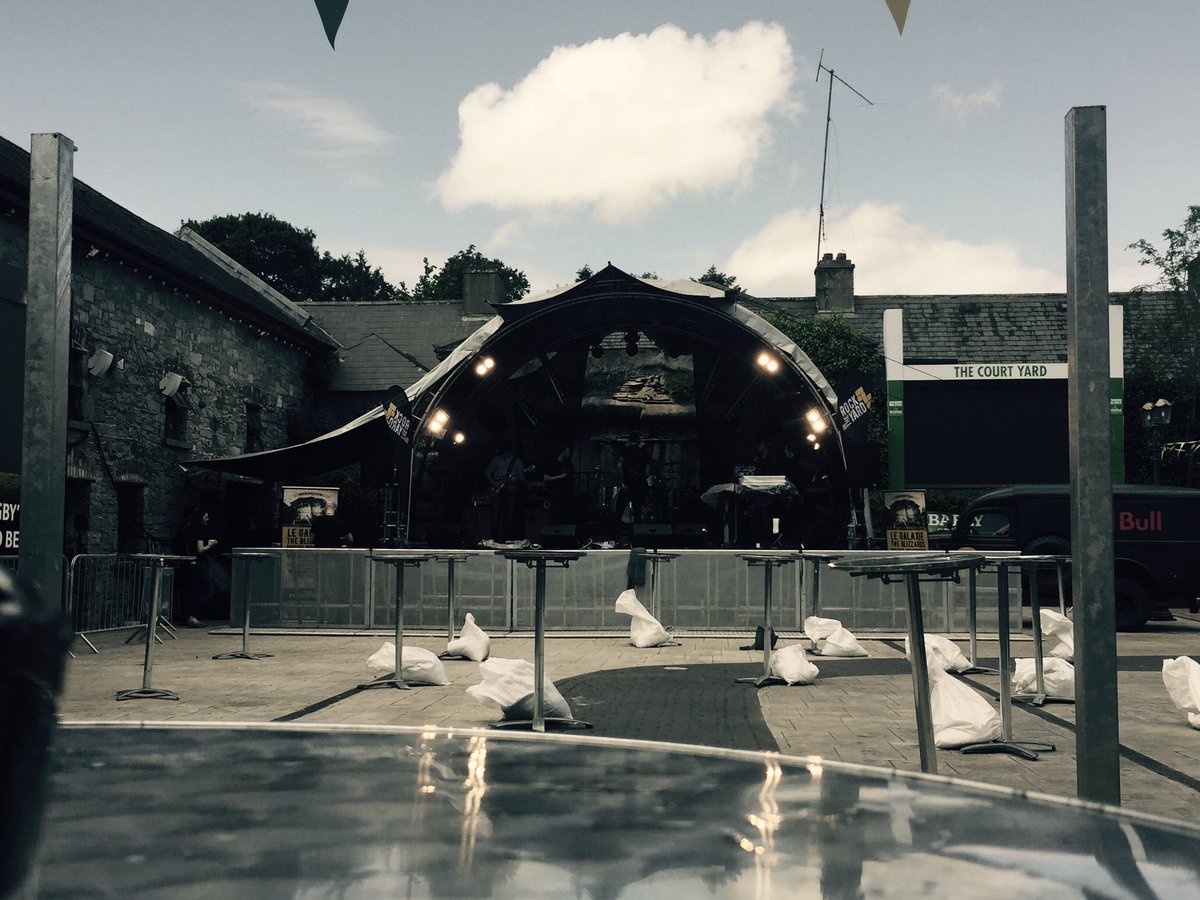 Plan_A_Design's tweet photo. The blizzards getting ready for tonight @CourtYardHotelL @theblizzards #RocktheYard https://t.co/QjxGsJWk6d