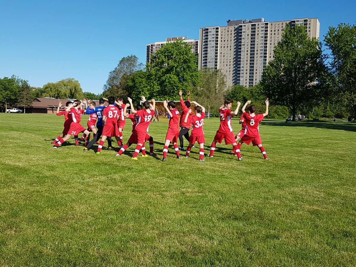 pauline1321's tweet photo. A beautiful day for the beautiful game! @THPFC U15B Thunder prepare for their #TDYSL League Cup Game #yoga #GoHighPark #defendingchampions https://t.co/zOWB3DV7qi