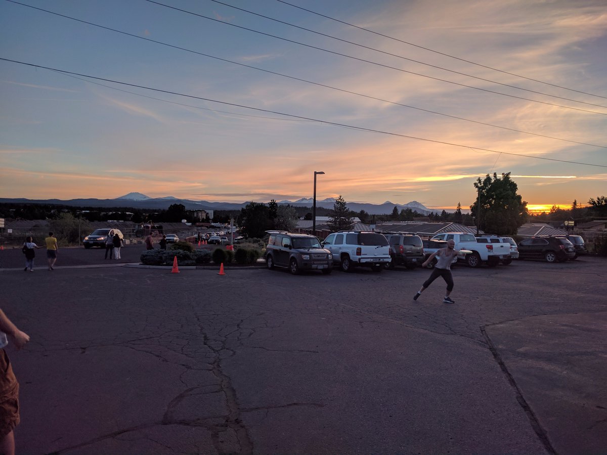 UnmanagedRes's tweet photo. Beautiful game of frisbee after Crux #bendbeerchaseweekend #sunsetspectacular https://t.co/7ckcnYBdKE