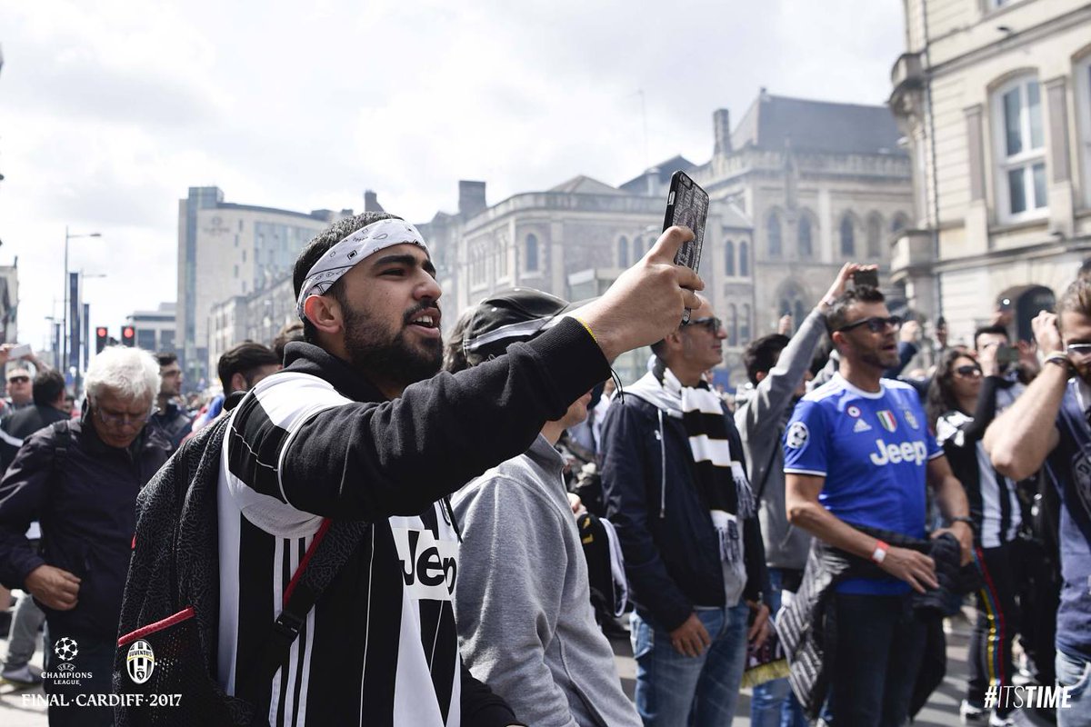 juventusfc's tweet photo. A Cardiff siete tantissimi! Una strepitosa marea bianconera! #ItsTime #UCLFinal https://t.co/R4eLXVcxMw https://t.co/vvIYpHhZ5D