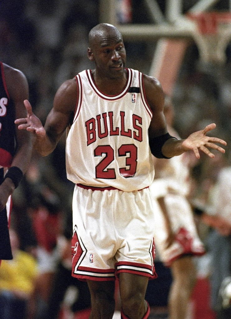 #UnDiaComoHoy 03-06-1992. Michael Jordan mete 6 triples en la 1er tiempo del J1 ante Portland de las #NBAFinals e inmortaliza este gesto: