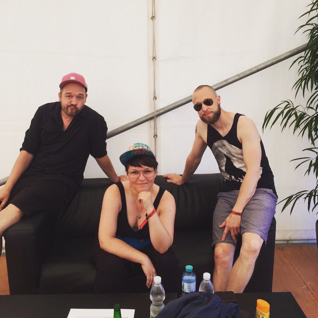 radiofm4's tweet photo. Morphsuits ja oder nein? "Naja so prinzipiell find ich Luft zum Atmen ja schon gut" ☺️@GSGF vor ihrem Gig beim @RockInVIE 🙌💋#riv2017 #riv17 https://t.co/lzYKr2uiTy