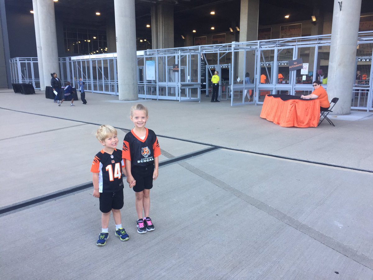 laurarw's tweet photo. Excited to participate in #RecessInTheStadium with the kiddos! https://t.co/qE13waoG2Z