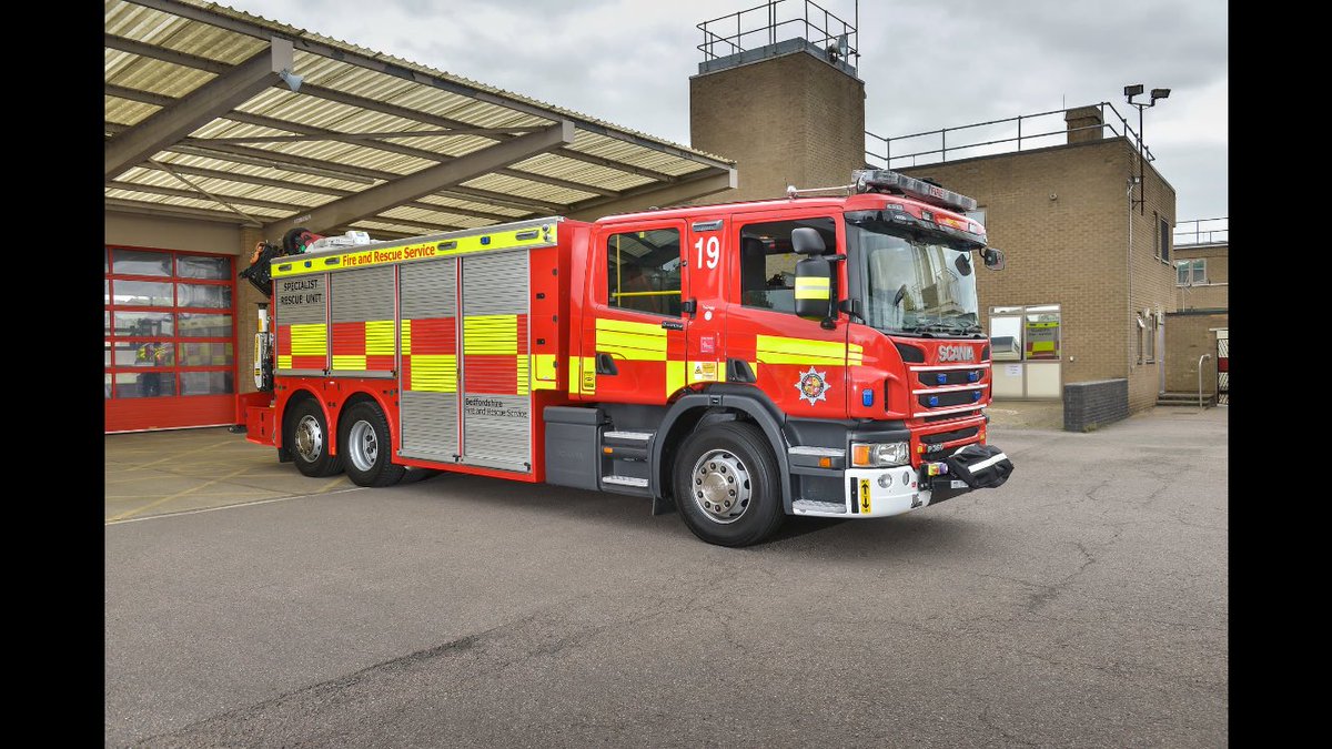 PierreBEPOIX's tweet photo. #QuandJeVois les engins-pompes du @BedsFire & Rescue Service 🇬🇧 et leur #SignalisationLumineuse, #JeMeDisQue #ÇaClaque! #OnAime! 🚨🚒🚨🇬🇧👍🏼 https://t.co/SE7DlyO7Pf