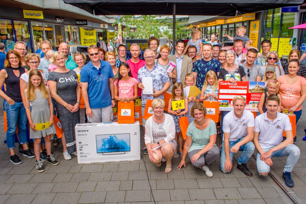 Cheque- en prijsuitreiking actie Spek je sportvereniging: de ontknoping: facebook.com/wcstadshagen/p… of winkelcentrumstadshagen.nl/nieuws-events-…