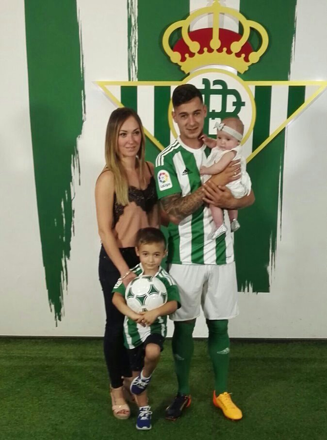 CanyerosCBrava's tweet photo. Te ha costado mucho, pero no has parado de luchar hasta conseguir tu sueño y el de #ElTrepaOriginal (tu padre). Enhorabuena @9sergioleon👏💚⚪😉 https://t.co/skVgZgDcTC