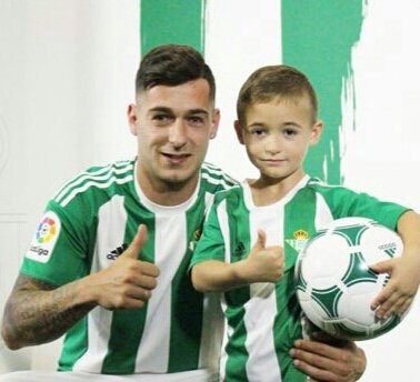 CanyerosCBrava's tweet photo. Te ha costado mucho, pero no has parado de luchar hasta conseguir tu sueño y el de #ElTrepaOriginal (tu padre). Enhorabuena @9sergioleon👏💚⚪😉 https://t.co/skVgZgDcTC