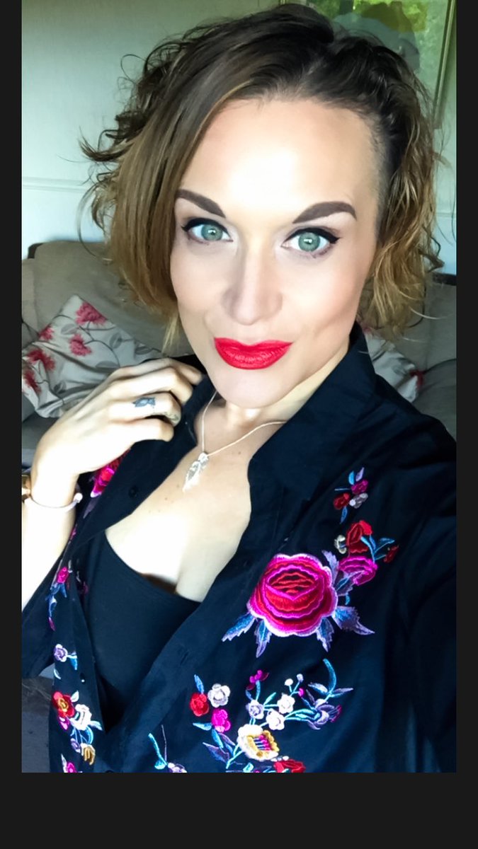 Hello Twitter it's been a while ! 💋#redlips