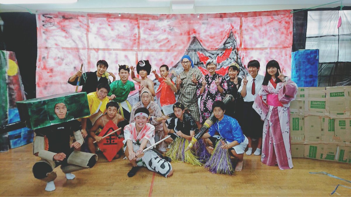 tappyong's tweet photo. 一瞬浮上！ちょっと告知！
文化祭で桃太郎の劇して最優秀賞もらってきた！剛力は変態仮面(ドラキュラ兼狼男)で出たよ！じゃあまたねバーイ！✋✋✋ https://t.co/KBcpMUkX0o