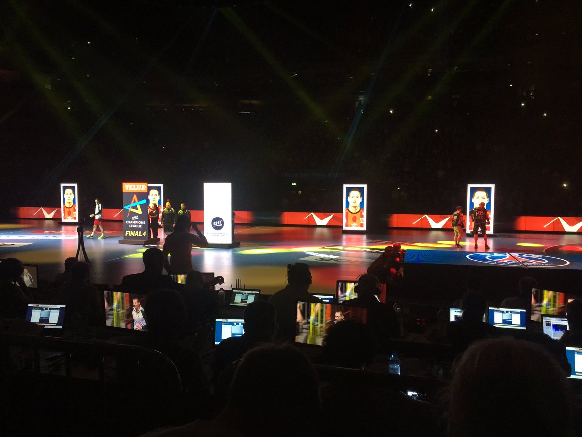 Diese Inszenierung ist fett. Ziemlich fett. Extrem fett. #ehffinal4 #Handball