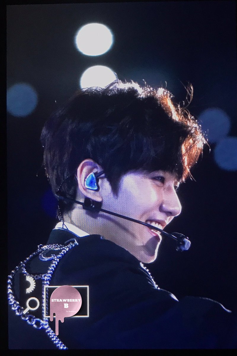 Strawberry_B56's tweet photo. 170603 드림콘서트 #백현 #BAEKHYUN https://t.co/hVneUSWeE5