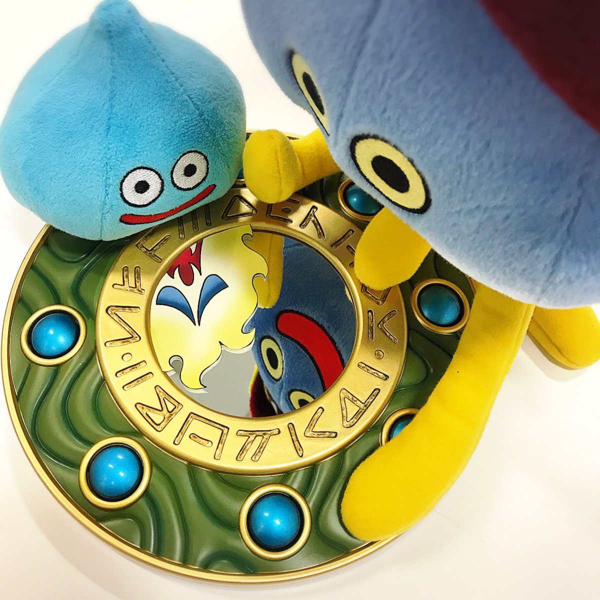 青海 亮太 Ryota Aomi Auf Twitter むむっ スクエニ社内で ホミロンがついに ラーの鏡 をみつけたらしいですよ この実物大ラー鏡は ドラクエくじ で入手できます 詳しくはコチラ ドラクエ ローソン T Co Qph8t7izei