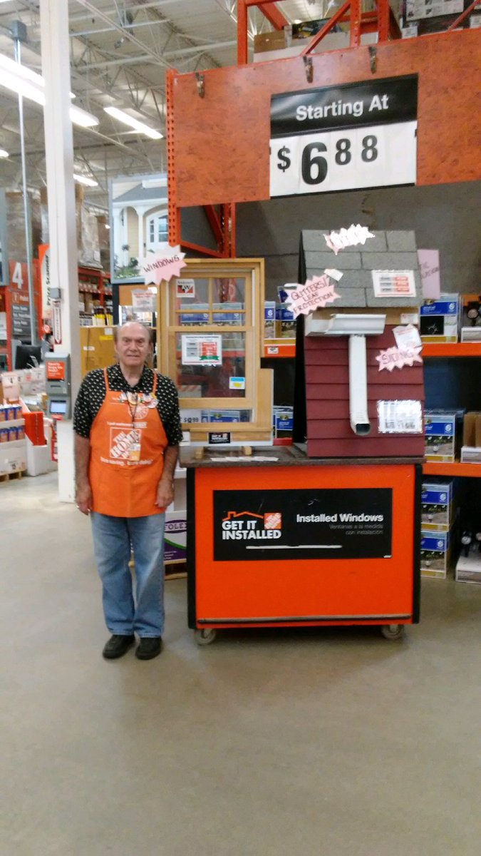MichaelCarreau's tweet photo. Frank set up and ready to help customer with their HDE needs in Rockland. @HDE_Boston @corelli189 @RocklandHD2650 https://t.co/gK5STyYdCK
