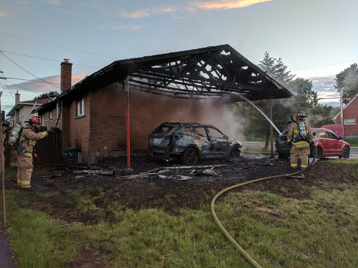Three displaced after car fire spreads to south-end home #ottnews 1310news.com/2017/06/03/thr… https://t.co/rl0YzTd1YV