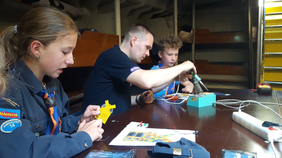 Tasmania_Groep's tweet photo. #Dolfijnen maakten vandaag de #LightMill van @ServiceKringJJ was erg leuk! Ze deden ook bijbehorende proefjes. https://t.co/t24mp6OFRW