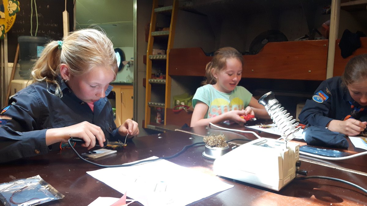 Tasmania_Groep's tweet photo. #Dolfijnen maakten vandaag de #LightMill van @ServiceKringJJ was erg leuk! Ze deden ook bijbehorende proefjes. https://t.co/t24mp6OFRW