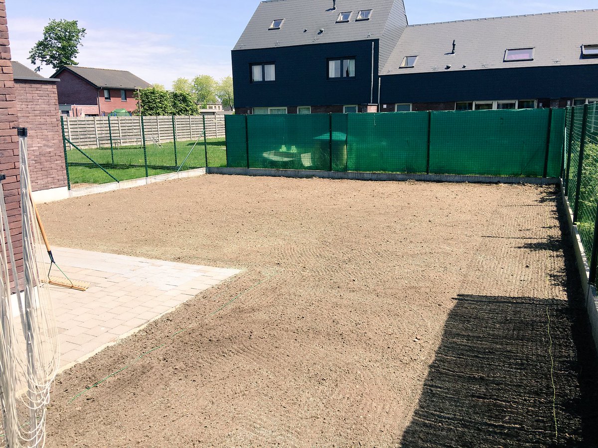 HovenierB's tweet photo. Het onkruid is eruit. En nu wachten op het gras van op het terras. #tuinonderhoud #gardening #workhardplayhard https://t.co/IcXt2ztkSB