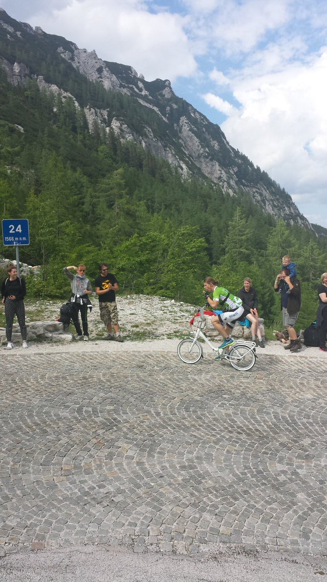 Čeh Adam Kozouscek, ki je v Sloveniji kot kolesarski ambadador, v cilju med prvimi. Danes je prvic na ponyju. #ifeelsLOVEnia @SiolSPORTAL