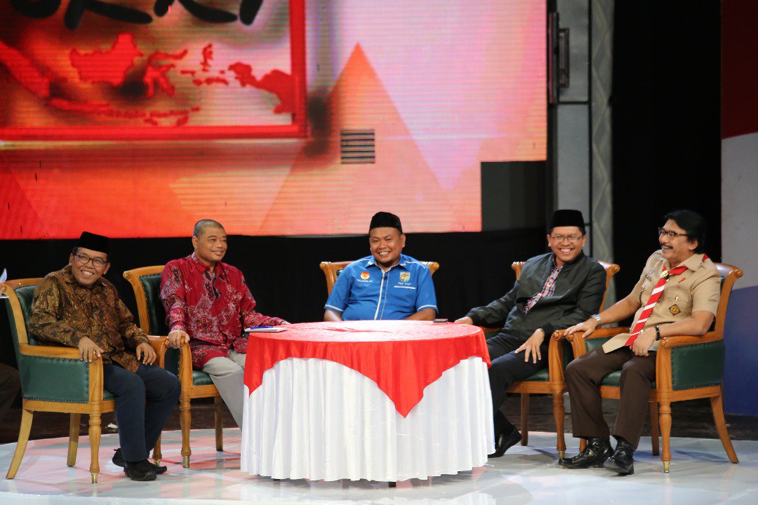 AdhyDault's tweet photo. Kemarin dialog "TVRI MERAJUT NKRI” di TVRI, sy mencatat banyak hal berharga yg disampaikn para narasumber. #NKRIHargaMati #PekanPancasila https://t.co/HQS5lXpZca