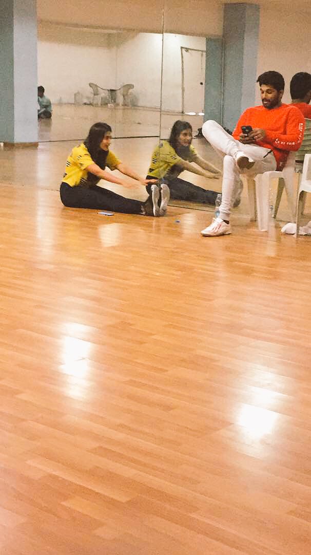 When you are dancing with <a href="/alluarjun/">Allu Arjun</a>,you gotta stretch a little extra ☺️😂😂 #likeABoss #DJ #duvvadajagannadham #rehearsal #letsdothis